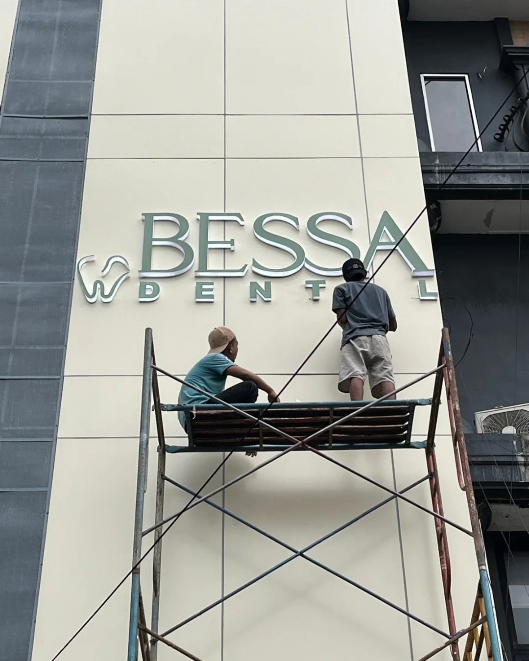 Studi Kasus Fasad Ruko BESSA DENTAL. Transformasi Klinik Modern di Jakarta Selatan