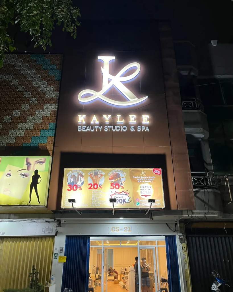 Studi Kasus Fasad Ruko KAYLEE Beauty Studio & Spa. Dari Sederhana Jadi Elegan