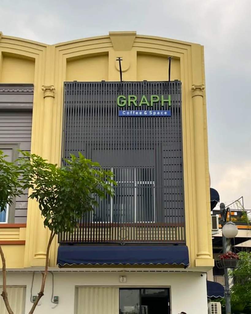 Studi Kasus Fasad Ruko GRAPH Coffee & Space. Transformasi Awning Modern yang Menarik Perhatian